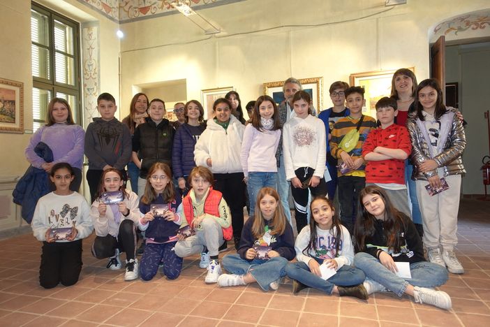 Gli alunni con le maestre, il pittore Franco Gotta e la giornalista Silvia Gullino