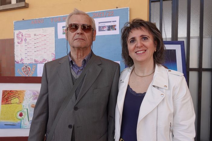 Il poeta braidese Giuseppe Abram e la curatrice della mostra per la pace, Silvia Gullino