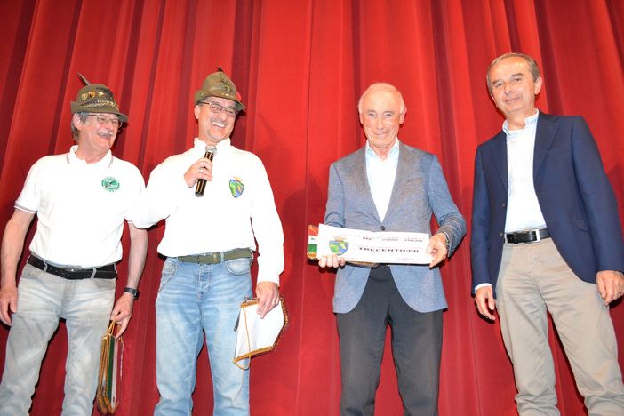 Nella foto di Luciano Cravero, la consegna a Nino Dutto dell’assegno di solidarietà per la onlus “SOS Bra chiama Bra”