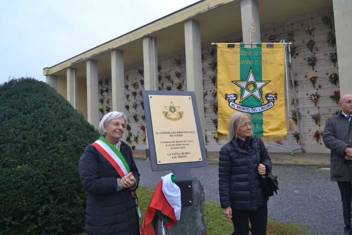Al cimitero di Bra una lapide ricorda i “maestri del lavoro”