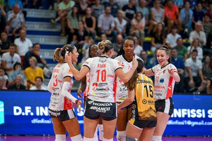 Volley A1F, domani sera Cuneo sfida Vallefoglia degli ex Pistola e Petruzzelli. Tanase: "Attaccabili" (VIDEO) Volley A1F, domani sera Cuneo sfida Vallefoglia degli ex Pistola e Petruzzelli. Tanase: "Attaccabili" (VIDEO)