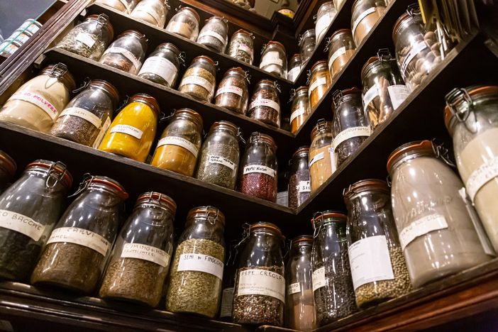 Il "muro" delle spezie della Drogheria Vercellini, bottega storica in centro Varese (servizio a cura di Giulia Nicora)