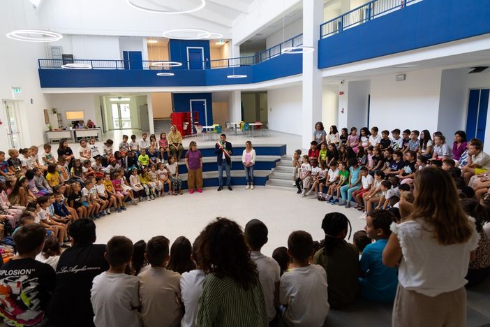 Nel primo giorno di scuola il sindaco Tallone ha salutato gli studenti della scuola "Primo Levi"