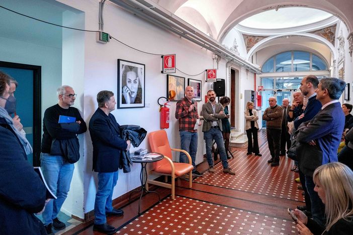 L'artista Andrea Migliore dona le sue opere all'associazione cuneese "La cura nello sguardo" L'artista Andrea Migliore dona le sue opere all'associazione cuneese "La cura nello sguardo"