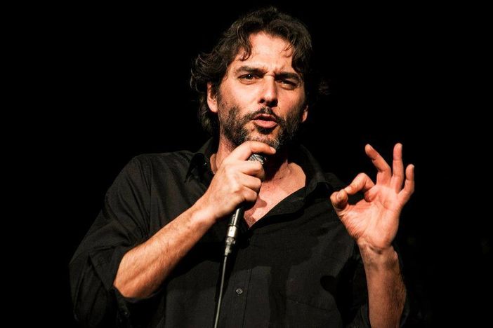 Filippo Giardina porta la satira che non fa sconti sul palco del Varco a Cuneo
