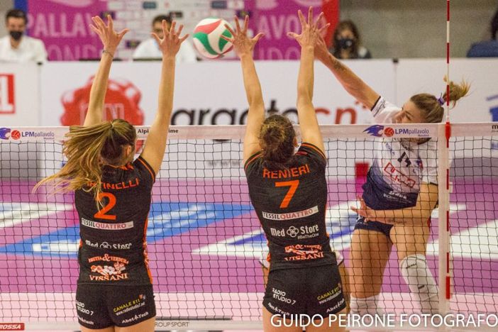 Un momento del match tra Mondovì e Macerata (foto Guido Peirone) Un momento del match tra Mondovì e Macerata (foto Guido Peirone)