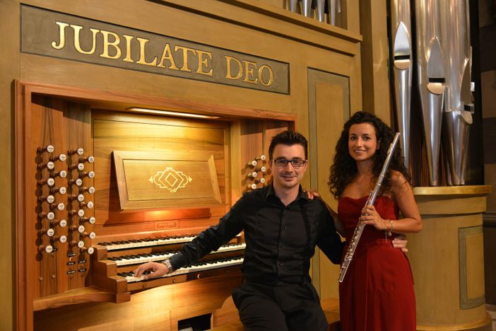 Il maestro Gabriele Studer, che, accompagnato dal flauto di Carla Lupo