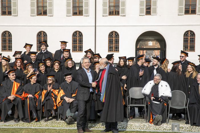Stretta di mano tra Enrico Mentana e Carlo Petrini