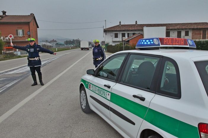 Truffano anziani inscenando finti incidenti nel basso Piemonte: denunciati dalla Polizia Locale di Guarene e Castagnito