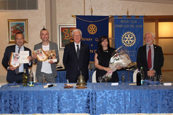 Arturo Brachetti si racconta con il Rotary Club di Cuneo: "Ai giovani dico: osate!" (FOTO E VIDEO) Arturo Brachetti si racconta con il Rotary Club di Cuneo: "Ai giovani dico: osate!" (FOTO E VIDEO)