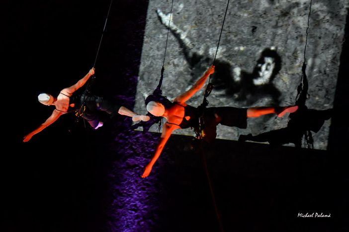 Domani a Cuneo si accende la stella cometa sul faro della stazione Domani a Cuneo si accende la stella cometa sul faro della stazione