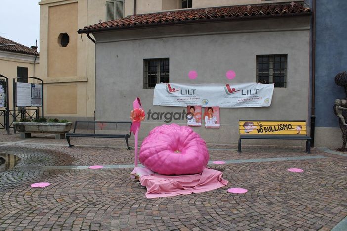 A Piozzo una zucca rosa a sostegno della campagna 'Nastro Rosa' LILT (FOTO)