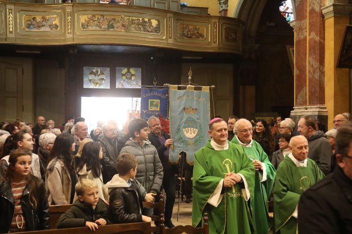 L'ingresso in chiesa di don Beppe accolto dai parrocchiani