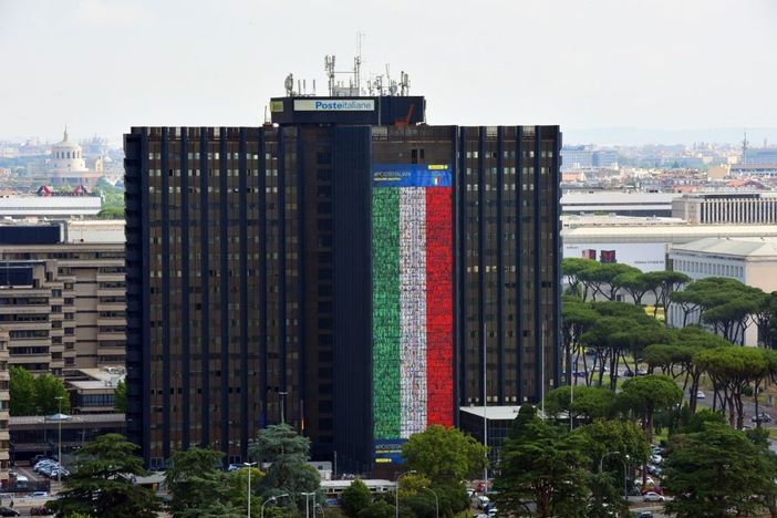Forza Azzurri: i volti di 11 dipendenti di Poste Italiane della Granda sulla bandiera da record Forza Azzurri: i volti di 11 dipendenti di Poste Italiane della Granda sulla bandiera da record