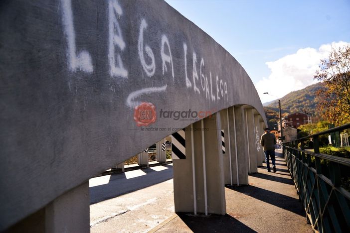 Le nuove scritte apparse sul ponte Po in centro a Paesana