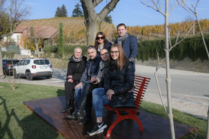Barbaresco, l'Amministrazione installa una panchina rossa contro la violenza sulle donne