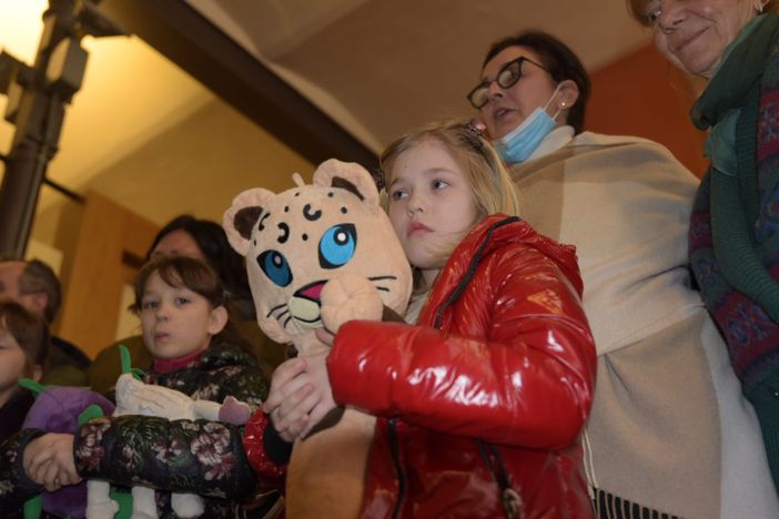 L'arrivo delle bambine a Pinerolo, all'hotel Barrage - FOTO DI DIEGO MURGIONI L'arrivo delle bambine a Pinerolo, all'hotel Barrage - FOTO DI DIEGO MURGIONI