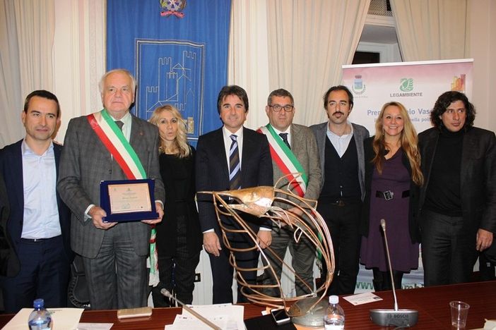 Il sindaco di Ostana Giacomo Lombardo, il secondo da sinistra, mentre riceve il "Premio Angelo Vassallo 2015" Il sindaco di Ostana Giacomo Lombardo, il secondo da sinistra, mentre riceve il "Premio Angelo Vassallo 2015"