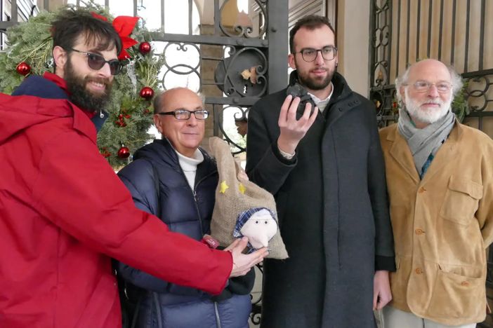 Flash mob “della Befana” di Radicali e +Europa: carbone per l’amministrazione di Cuneo [VIDEO]