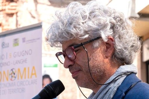 Al teatro di Sinio l'eco runner albese Roberto Cavallo parla di un "Futuro pulito"
