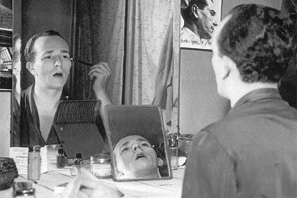 Sacerdote fu produttore televisivo di celebri trasmissioni come "Canzonissima" e "Studio Uno". Qui in una curiosa immagine al trucco (foto Archivio Gallizio, Torino)