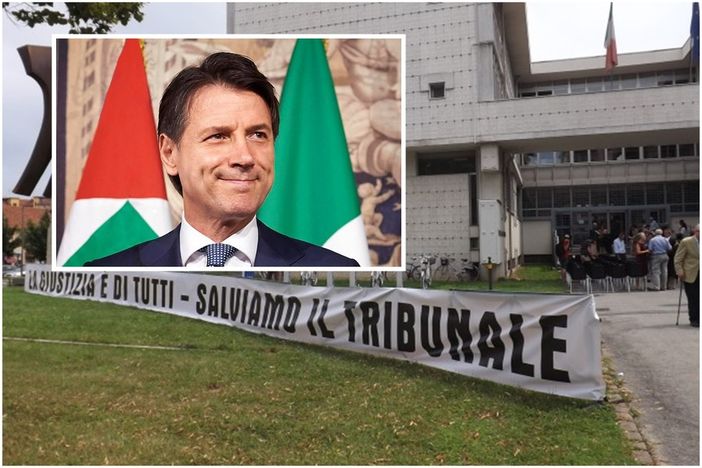 Il Tribunale di Saluzzo, sullo sfondo. In alto a sinistra, il premier Giuseppe Conte Il Tribunale di Saluzzo, sullo sfondo. In alto a sinistra, il premier Giuseppe Conte