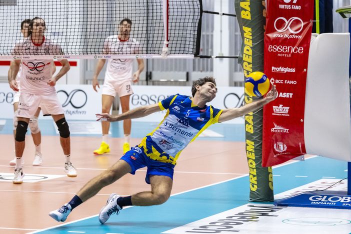 Un eccezionale recupero in difesa di Daniele Sottile (Foto Virtus Volley Fano) Un eccezionale recupero in difesa di Daniele Sottile (Foto Virtus Volley Fano)