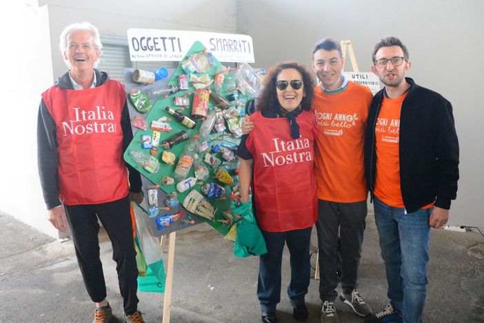 Italia Nostra ad Alba per Spazzamondo con le opere in plastica riciclata di Angelo Poggi Italia Nostra ad Alba per Spazzamondo con le opere in plastica riciclata di Angelo Poggi
