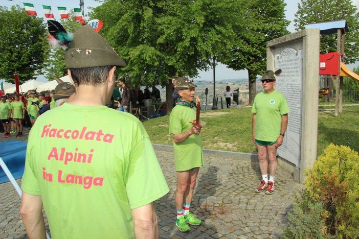 Diano d'Alba: alpini in staffetta per il raduno della sezione langarola Diano d'Alba: alpini in staffetta per il raduno della sezione langarola