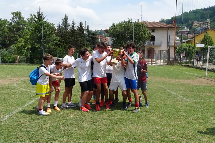 Tutti insieme, all'aria aperta e con i sorrisi non più coperti dalle mascherine