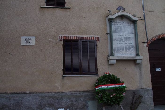 La corona e la targa commemorativa in piazza XXX Martiri
