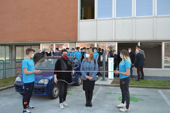 Inaugurato al Vallauri di Fossano il nuovo laboratorio con le colonnine di ricarica per auto elettriche [FOTO e VIDEO]