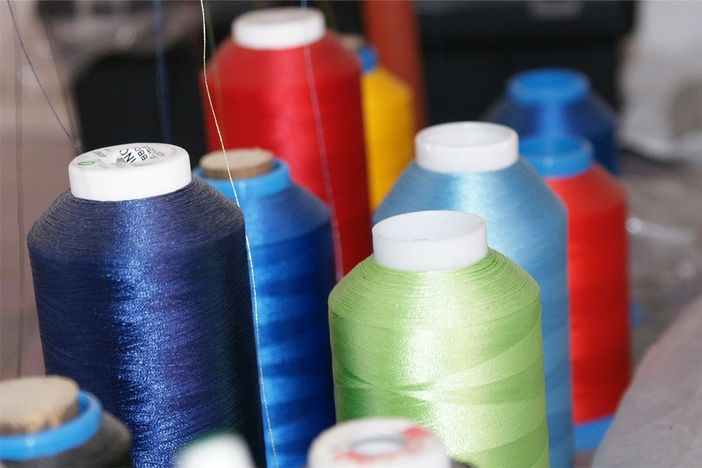 Coronavirus, il mondo delle sartorie morde il freno. E chi può, si riconverte per fare mascherine Coronavirus, il mondo delle sartorie morde il freno. E chi può, si riconverte per fare mascherine