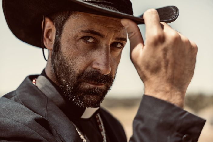 Andy Barreca è Mateo in "The Ecstasy of Gold" Andy Barreca è Mateo in "The Ecstasy of Gold"