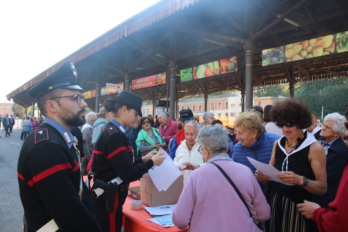 A Mondovì i carabinieri danno consigli antitruffa al raduno dei Centri anziani