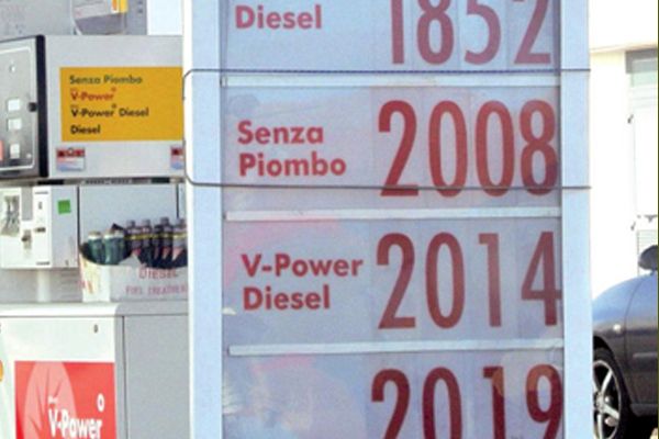 Anche sulla Torino Savona il prezzo della benzina ha ormai sfondato il tetto dei 2 euro