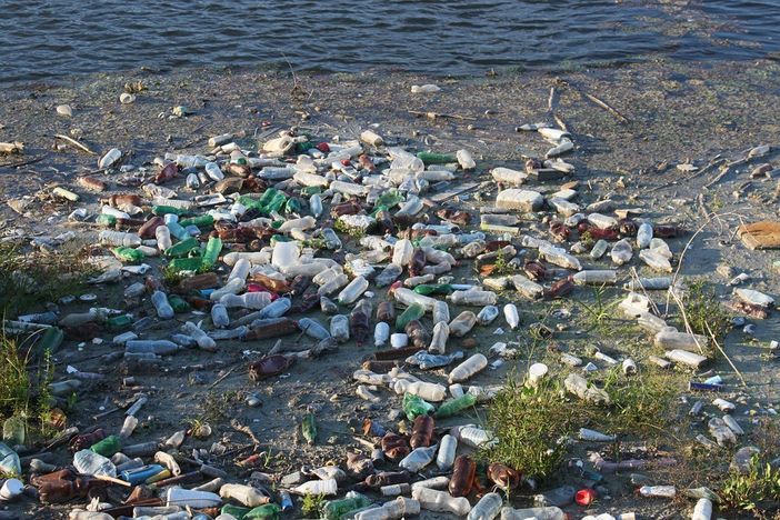 Un belga in media ingerisce 11.000 frammenti di plastica all’anno: anche in Italia i rifiuti ritornano dagli oceani alla nostra tavola