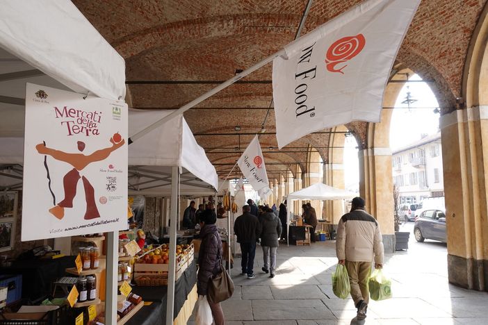 Bra, domenica 17 marzo torna il Mercato della Terra con pranzo a base di polenta e salsiccia