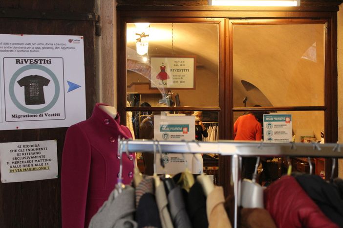 "Rivestiti" la boutique di Caritas Saluzzo in via Volta "Rivestiti" la boutique di Caritas Saluzzo in via Volta