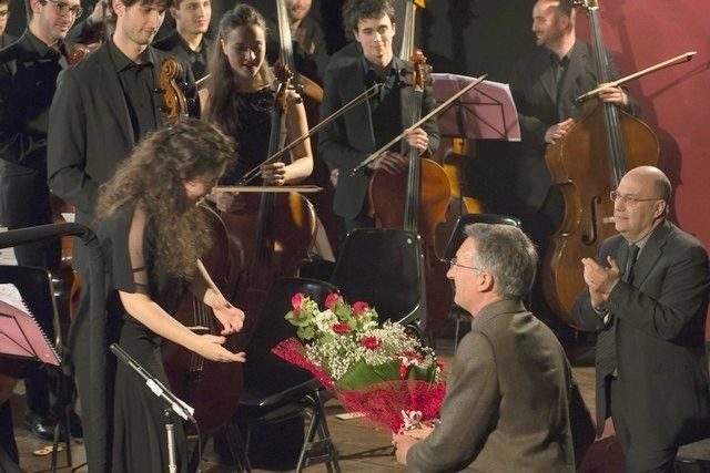 Saluzzo, teatro Magda Olivero, Nil Venditti riceve le rose dal presidente Apm Luca Ellena e dall'assessore Roberto Pignatta