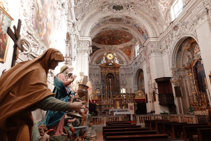 In foto l’interno della chiesa della Santissima Trinità di Bra