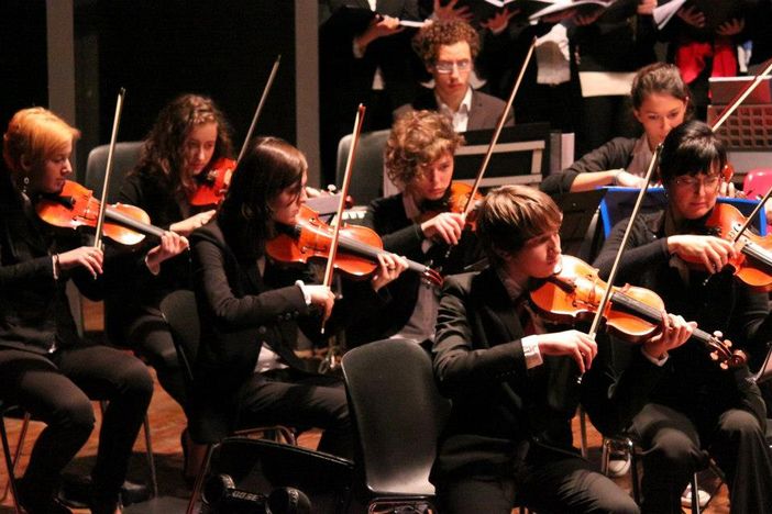 A Cuneo concerto di Natale con il coro e l'orchestra di archi del liceo musicale