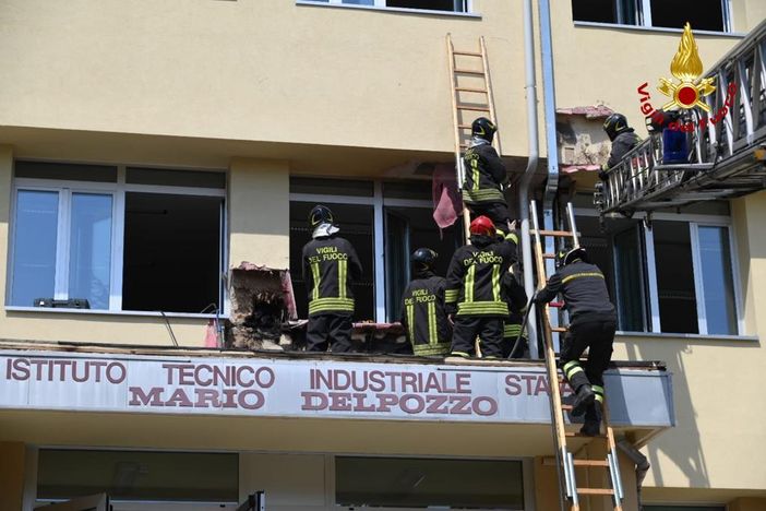 Cuneo, incendio nell'intercapedine dell'Istituto Delpozzo: nessun ferito (VIDEO E FOTO)