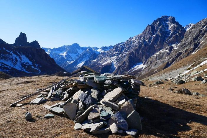 Il monumento della barca crollato. Foto postata su facebook