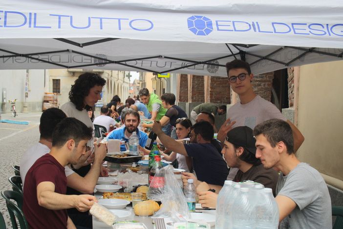 Festa dei vicini a Cavallermaggiore: in via Roma una giornata di condivisione e integrazione