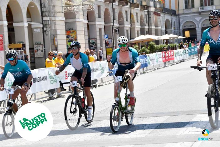 La Fausto Coppi di due amici con la Graziella: “Non siamo arrivati ultimi. L'obiettivo? Non farci male"