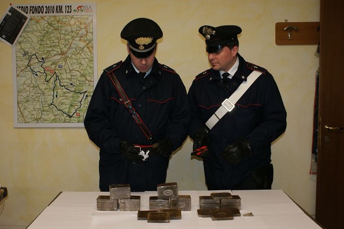 I panetti di hashish sequestrati da carabinieri di Bra