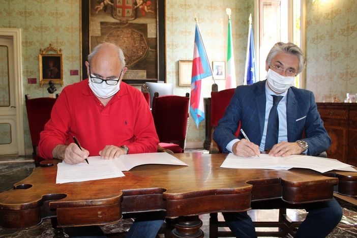 La firma dell'intesa tra il sindaco albese Carlo Bo, a destra, e il collega govonese Elio Sorba