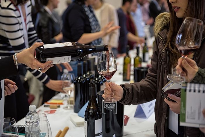 Un'immagine dalle passate edizioni della rassegna proposta da Consorzio Barolo Barbaresco e Consorzio di Tutela del Roero Un'immagine dalle passate edizioni della rassegna proposta da Consorzio Barolo Barbaresco e Consorzio di Tutela del Roero