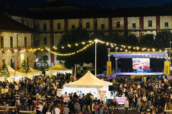 Un'immagine di C'é Fermento nel grande cortile della ex Caserma Musso